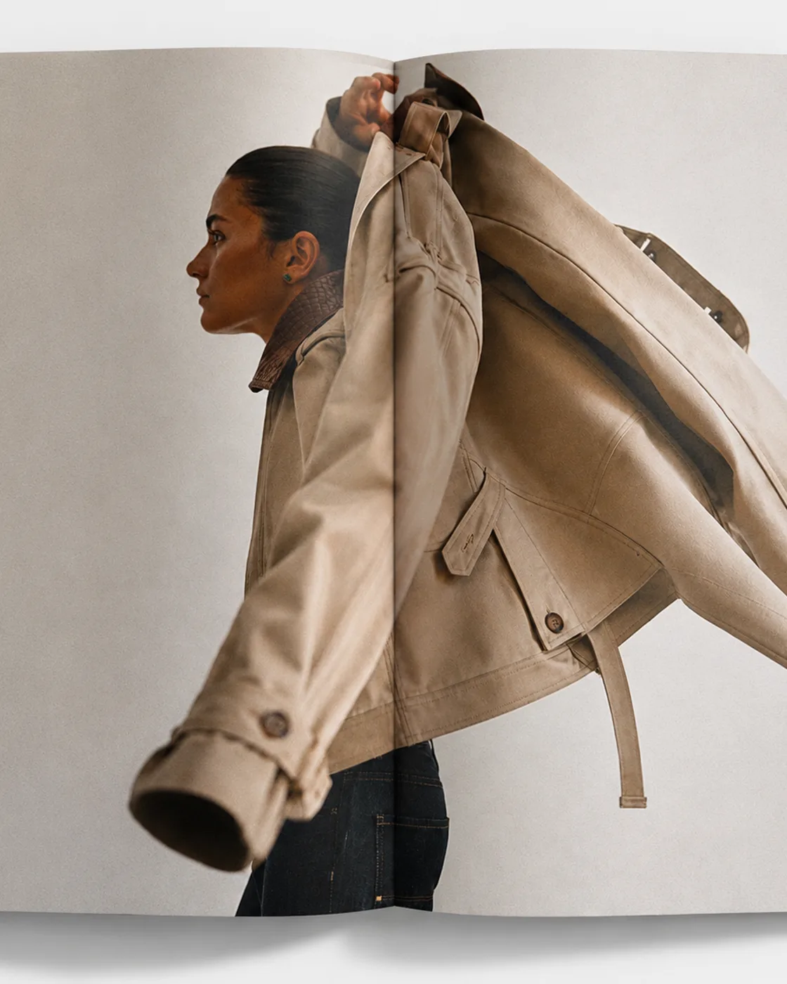 Página de revista com modelo vestindo um trench coat em movimento